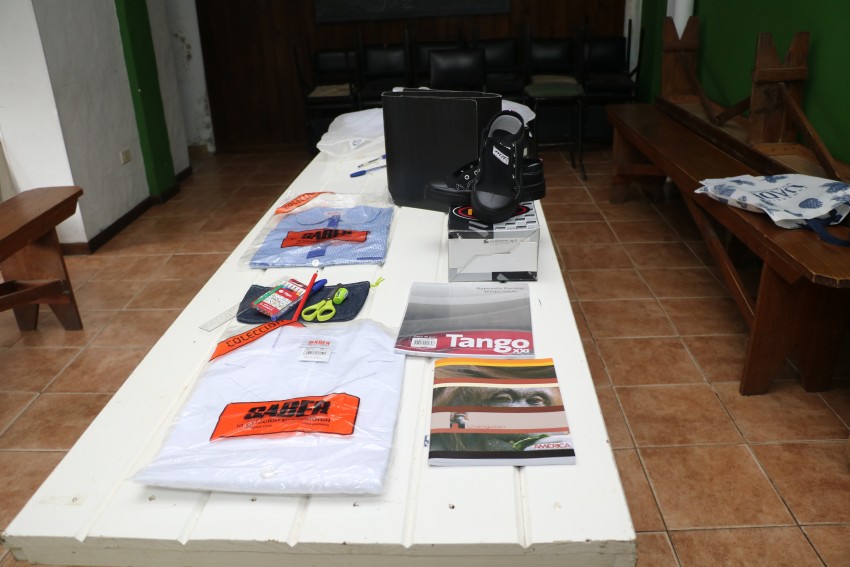 Santoro entreg kits escolares en los distintos barrios de la ciudad