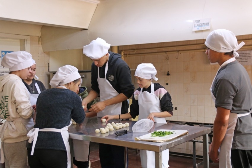 Jvenes del programa Envin se capacitan en la Sala de Elaboracin