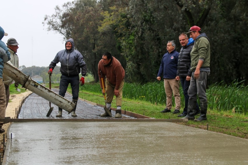 Comenzaron los trabajos de hormigonado sobre las veredas del Parque de