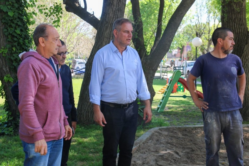 Con materiales y personal municipal construyen una nueva sala para la 